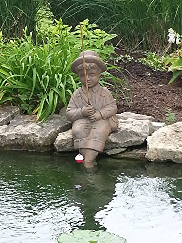 Một bức tượng của một cậu bé ngồi trong khi câu cá, hoàn hảo cho ao.